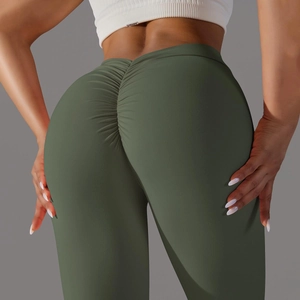 Gros plan sur le legging de yoga vert armée taille haute avec détail fessier froncé
