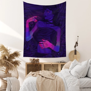 Detailansicht eines lila Anime-Wandteppichs an einer modernen Schlafzimmerwand
