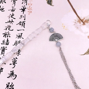 Détail d'épingle à cheveux en acétate avec pendentif éventail et pompons perlés