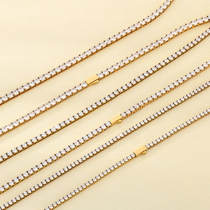 Collier tennis en acier inoxydable doré orné de pierres rondes en zircone cubique