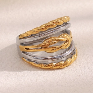 Détail d'une bague multicouche en or et argent avec motif de corde tressée