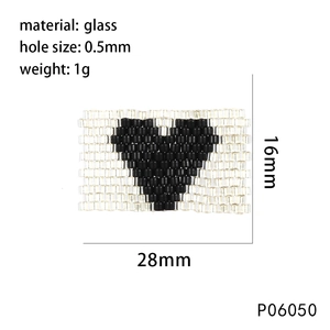 Dimensions détaillées de la perle de verre en forme de cœur tissée pour bijoux DIY