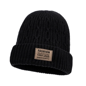 Berretto in maglia nera spessa con motivo a trecce ed etichetta in pelle vintage invernale