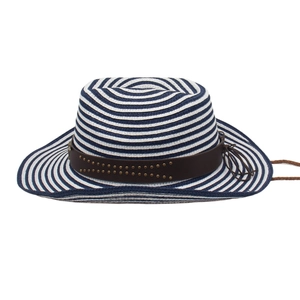 Détail du chapeau de soleil à rayures bleues et blanches avec bandeau riveté et cordon latéral