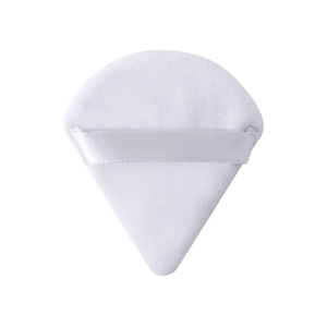Detalle de la borla de algodón triangular blanca con textura de terciopelo y cinta de agarre