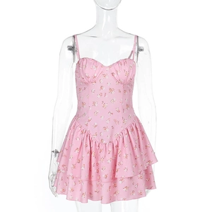 Vue détaillée de robe d'été rose à fleurs avec ourlet à volants superposés sur mannequin