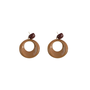 Retro geometric acrylic round hoop earrings in caramel brown with silver needle posts