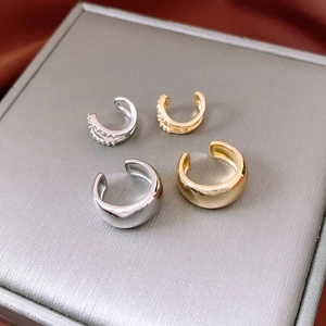 Set aus vier minimalistischen, gold- und versilberten Ohrmanschetten mit Zirkon