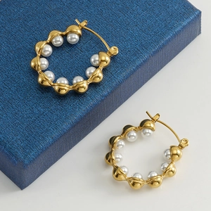 Boucles d'oreilles créoles dorées 18k en acier inoxydable avec perles blanches élégantes