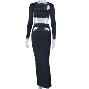 Détail de l'ensemble haut court à manches longues et jupe longue noire sur mannequin