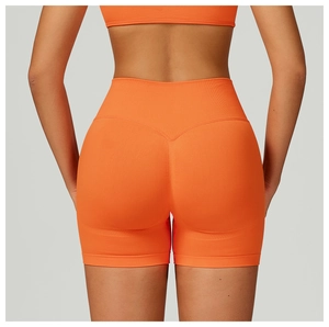 Vista posteriore dei pantaloncini da yoga senza cuciture arancione acceso a vita alta