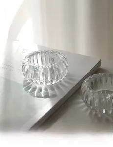 Gros plan sur un bougeoir en verre nervuré au design nordique élégant et minimaliste