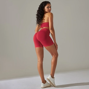 Vista posteriore dettagliata degli shorts da yoga rossi a coste senza cuciture effetto fitness