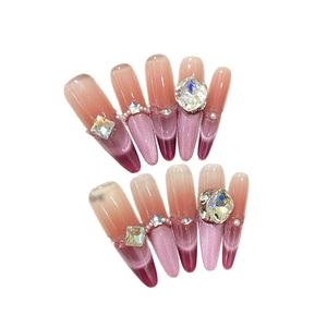 Lange lilafarbene Cat-Eye-Nägel mit Farbverlauf, luxuriösen Strasssteinen und Perlen