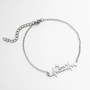 Makroaufnahme: Silbernes Armband mit Herzschlag-Muster und rennendem Pferde-Silhouette-Anhänger