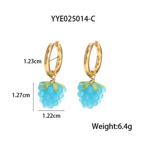 Détail de créoles dorées avec pendentifs de raisin bleu clair montrant les dimensions