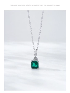 Détail du collier en argent S925 avec pendentif en pierre verte de coupe carrée émeraude