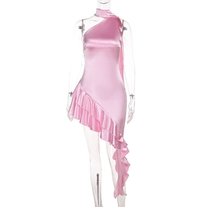 Dettaglio del vestito in raso rosa con design monospalla e orlo con volant