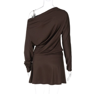 Détail de la robe courte asymétrique marron café avec texture soyeuse et drapée