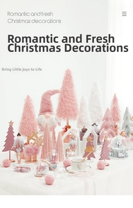 Détails des nains en peluche rose et blanc et des suspensions de Noël en bois d'ange