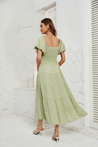 Détail du dos smocké sur cette robe d'été vert clair à manches bouffantes