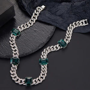 Dettaglio catena cubana hip hop con pietre verde smeraldo e strass incastonati