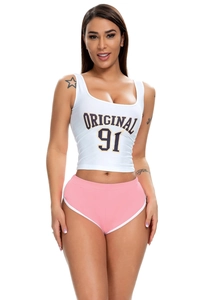 Detailansicht eines weißen Damen-Tanktops mit rosa eingefassten Sportshorts
