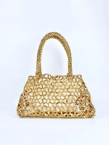 Detail der handgewebten goldenen Perlen-Handtasche mit Gittermuster und beige Futter