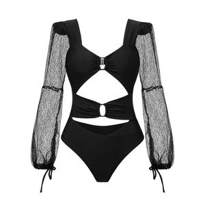 Nahaufnahme der schwarzen Spitzenärmel und Metallring-Schnalle am Cut-Out-Monokini