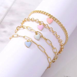 Lot de quatre bracelets chaînes dorés avec pendentifs cœurs colorés aux tons pastels