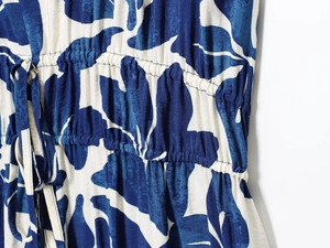 Detailansicht des Kordelzugs an der Taille und blauem Blattdruck auf dem Sommerkleid