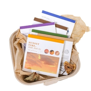 Collection artistique de carnets d'autocollants colorés avec des fleurs séchées en panier