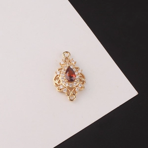 Détail du pendentif goutte rouge avec filigrane doré et zircone pour bijoux faits main