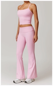 Ensemble de yoga rose avec débardeur court et pantalon évasé à taille haute de près