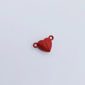 Detalle de cierres magnéticos rojos con forma de corazón para pulseras y joyería DIY