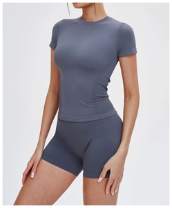Dettaglio del tessuto a maglia a coste grigio-blu scuro su maglietta e shorts yoga