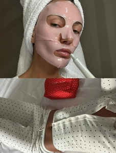 Vue détaillée du pyjama en maille à pois blancs et trousse à cosmétiques rouge