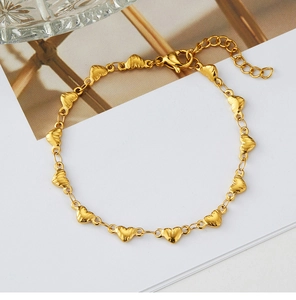 Detailed view of the 18K gold plated heart-shaped link bracelet with lobster clasp