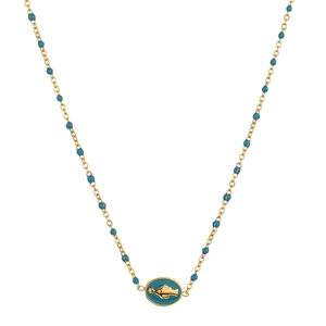 Détail d'un collier en chaîne dorée avec perles turquoises et pendentif ovale gaufré