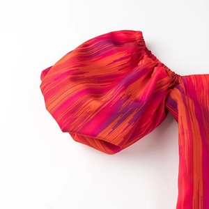 Detail eines rot-violett gestreiften Laternenärmels an einem Boho-Sommeroberteil für Damen