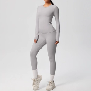 Dettaglio dei leggings da yoga a vita alta e top a maniche lunghe in grigio chiaro
