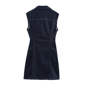 Achteraanzicht van een mouwloze donkerblauwe denim mini-jurk in een minimalistische stijl