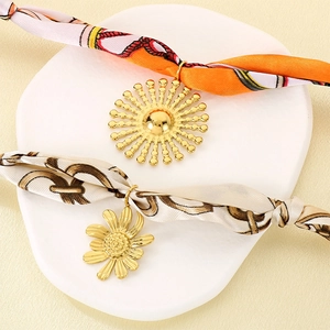 Collier foulard en soie à la mode avec pendentifs tournesol et marguerite dorés