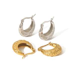 Vintage C-shaped stainless steel hoop earrings with textured heart pattern in gold and silver