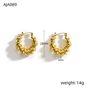 Détail montrant les dimensions des boucles d'oreilles créoles torsadées dorées