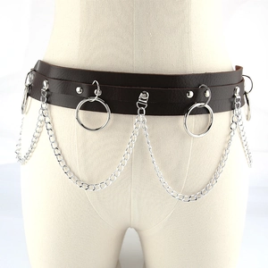 Dunkelbrauner Punk Ledergürtel mit silbernen Ketten und Ringen auf einer Schaufensterpuppe