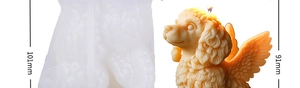 Détail montrant le moule en silicone de 101mm et la bougie chiot finie de 91mm