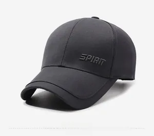 Détail d'une casquette gris foncé avec broderie SPIRIT et texture en sergé de coton