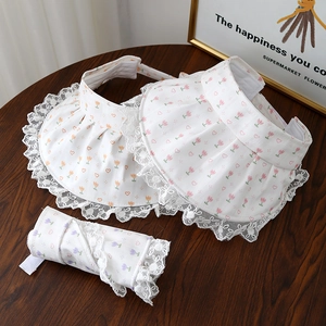 Détail de visières pare-soleil pliables pour bébé avec motifs floraux et dentelle