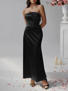 Detailansicht eines eleganten schwarzen trägerlosen Satin-Abendkleids mit schmaler Passform